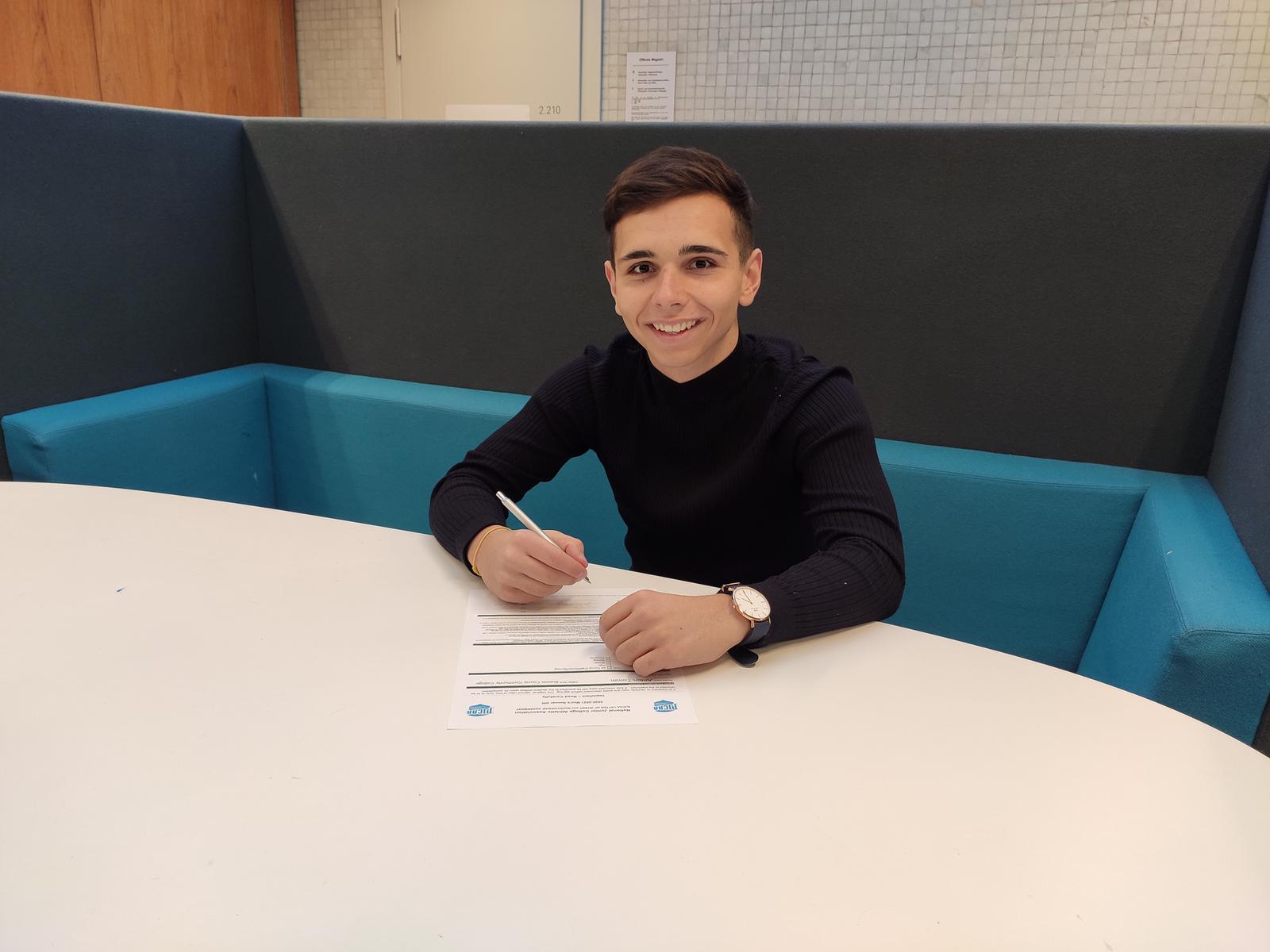 Tomm signs with Sussex